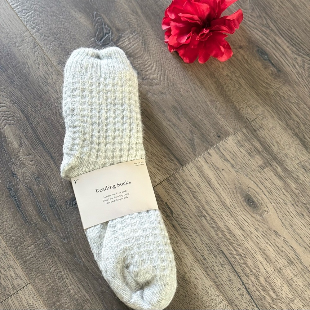 Sweater Knit Reading Socks Non-Slip Shearling Lining NWT